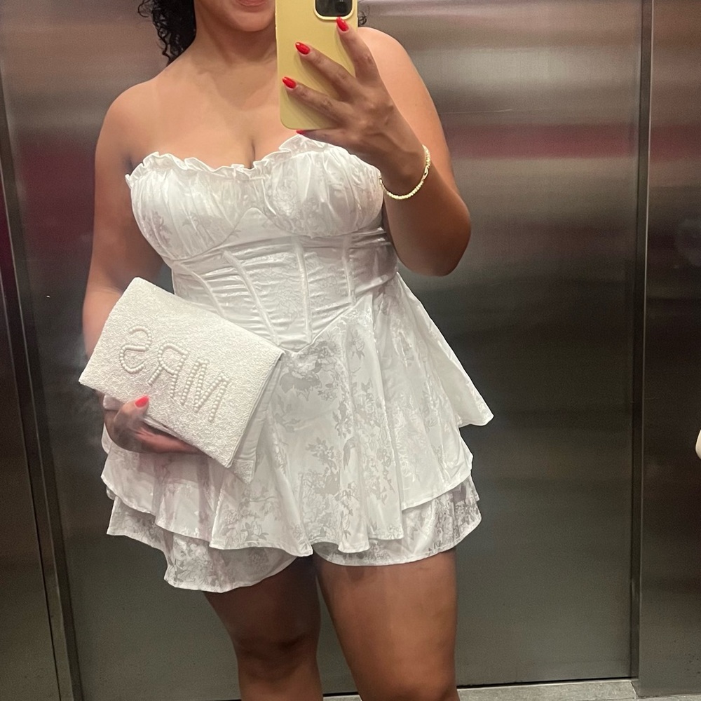 Elegant White Strapless Dress